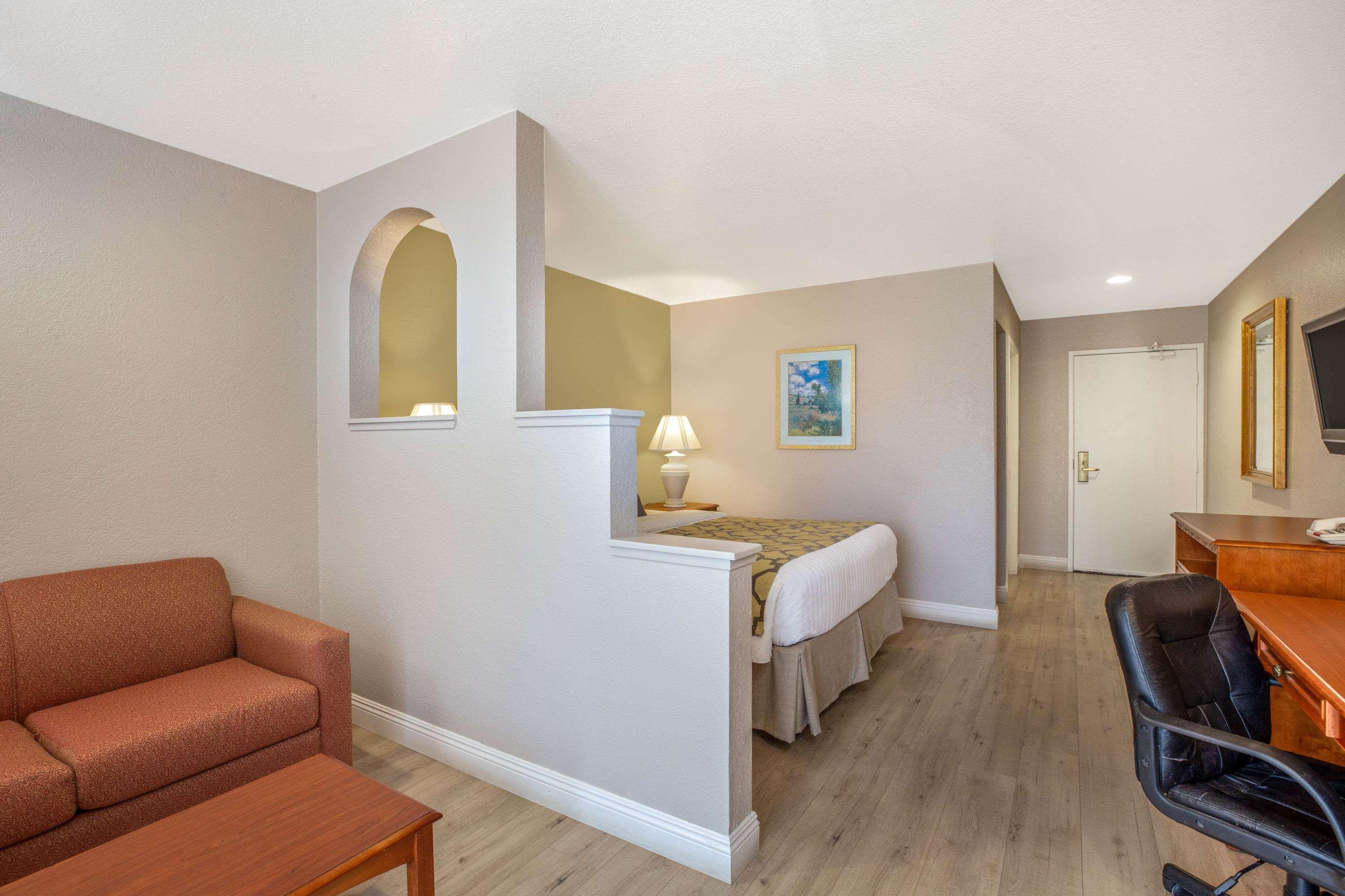 Baymont By Wyndham Tehachapi Hotel Екстериор снимка