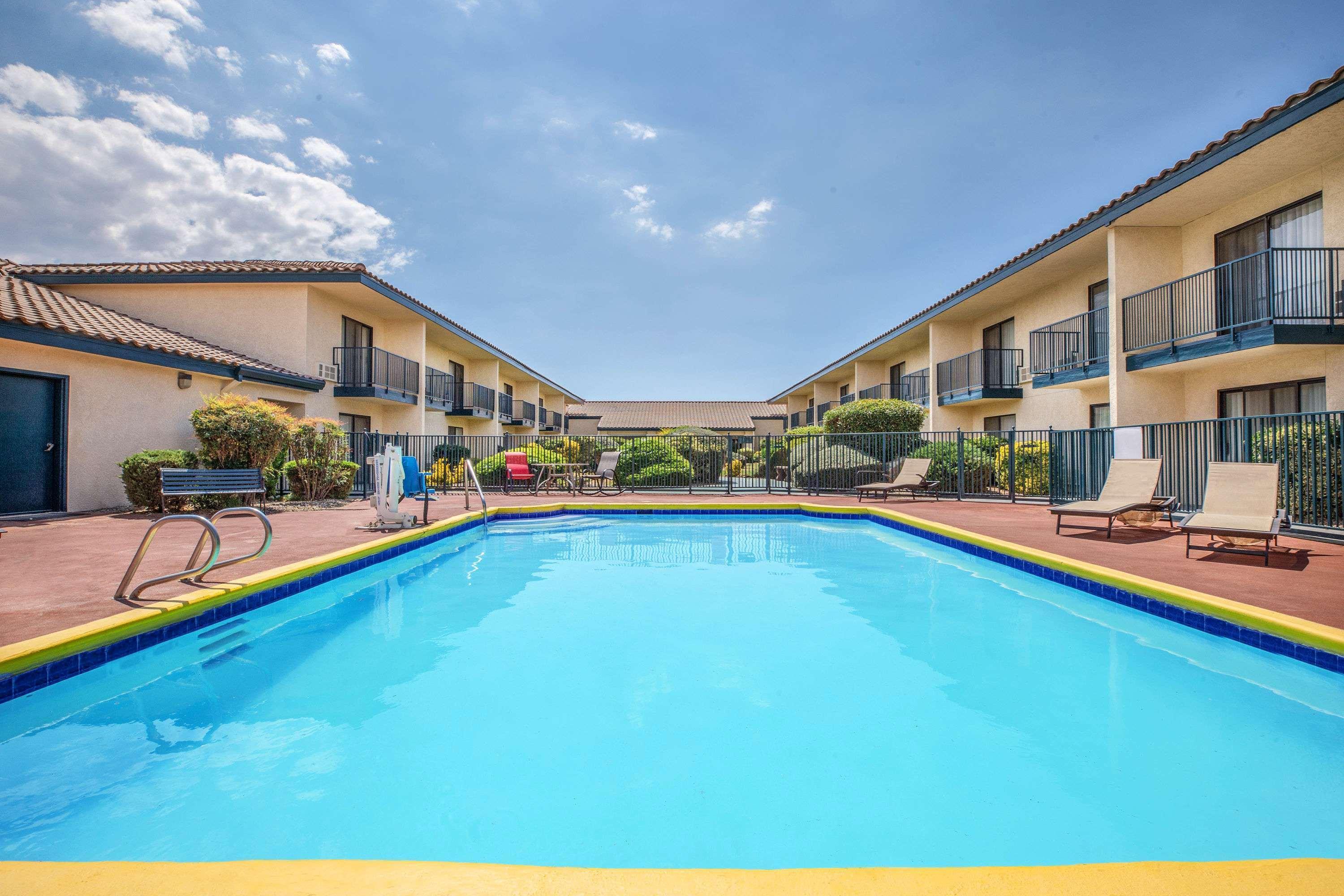 Baymont By Wyndham Tehachapi Hotel Екстериор снимка